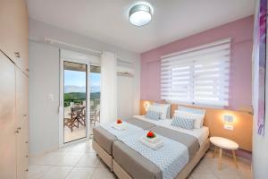 Posteľ alebo postele v izbe v ubytovaní Mare Blue Villas Heated Pool