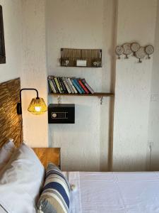 Ένα ή περισσότερα κρεβάτια σε δωμάτιο στο Lemon Tree Cottage - Agios Markos - Corfu