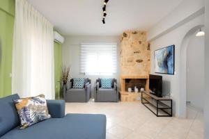 Televízia a/alebo spoločenská miestnosť v ubytovaní Mare Blue Villas Heated Pool