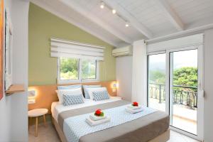 Posteľ alebo postele v izbe v ubytovaní Mare Blue Villas Heated Pool