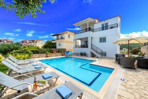 Bazén v ubytovaní Mare Blue Villas Heated Pool alebo v jeho blízkosti