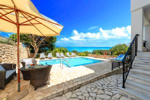 Bazén v ubytovaní Mare Blue Villas Heated Pool alebo v jeho blízkosti