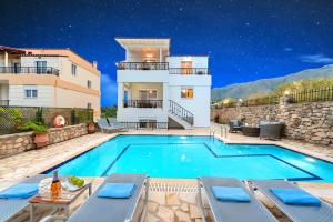 Bazén v ubytovaní Mare Blue Villas Heated Pool alebo v jeho blízkosti