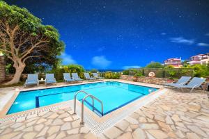 Bazén v ubytovaní Mare Blue Villas Heated Pool alebo v jeho blízkosti