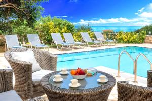 Bazén v ubytovaní Mare Blue Villas Heated Pool alebo v jeho blízkosti