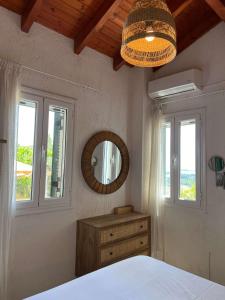 Ένα ή περισσότερα κρεβάτια σε δωμάτιο στο Lemon Tree Cottage - Agios Markos - Corfu