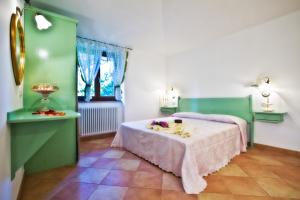 フィアーノ・ロマーノにあるAffittacamere Le Querceの緑と白の壁のベッドルーム1室(ベッド1台付)