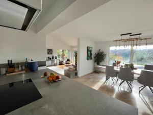 Η κουζίνα ή μικρή κουζίνα στο High-End-Haus mit Garten und Extras