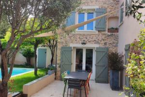 Taman di luar Maison provençale en pierre avec piscine privée