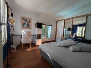 Katil atau katil-katil dalam bilik di Maison provençale en pierre avec piscine privée +22 gambar