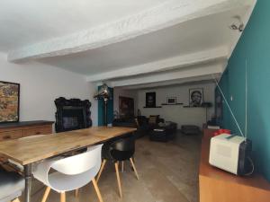 Ruang duduk di Maison provençale en pierre avec piscine privée