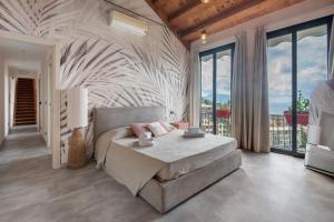 a bedroom with a bed and a large window at Villino Ortensia - Le Pale in Bogliasco +37 photos