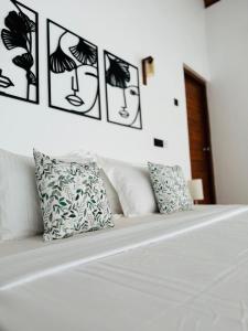 Letto o letti in una camera di Paarvie Sigiriya