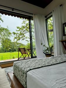 Postel nebo postele na pokoji v ubytování Paarvie Sigiriya