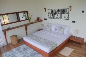 Letto o letti in una camera di Paarvie Sigiriya