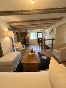 ein Wohnzimmer mit einer Couch und einem Couchtisch in der Unterkunft La Chaumière in Saulxures-sur-Moselotte