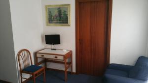 Televízia a/alebo spoločenská miestnosť v ubytovaní Hotel Capri