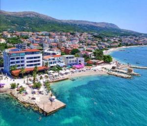 Una vista aérea de una playa con un resort. en Apartmani Agape, en Podstrana