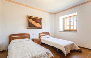 A bed or beds in a room at Stunning Home In Riudellots