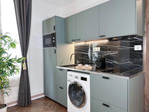 O bucătărie sau chicinetă la Sumptuous flat with lift near Opéra