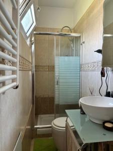 a bathroom with a sink and a toilet and a shower at Bella Vista in Dhíkella