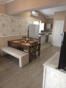 Dapur atau dapur kecil di Rózsa Apartman