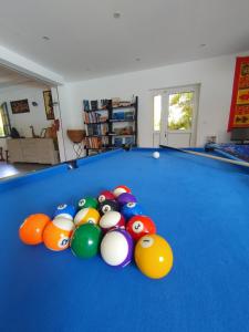 a group of billiard balls on a pool table at Eskal Péi - Auberge de Jeunesse & Chambres d'hôtes in Étang-Salé