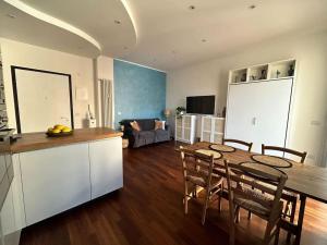 a kitchen and dining room with a table and chairs at Limone Al Mare in Albenga +22 photos