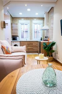 un salon avec un canapé et une table dans l'établissement Encantador apartamento céntrico en Barrio Salamanca, junto a WiZink Center Movistar Arena y Plaza de Toros Las Ventas, à Madrid