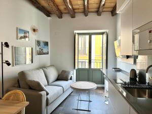 马德里CavaBajaSuites 2的客厅里有一张沙发和一张桌子。