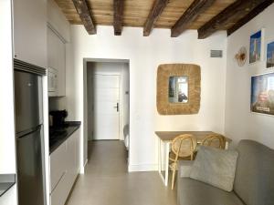 マドリードにあるCavaBajaSuites 2のソファとテーブルのあるリビングルーム