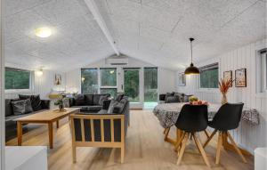 セビーにあるAwesome Home In Sæby With Wifiのテーブルと椅子のあるリビングルームとダイニングルーム
