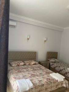 Rúm í herbergi á SUNSHINE Hotel Kvariati