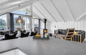 Posezení v ubytování Vesterhavshytten + 16 fotografií