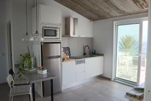 Kuchyňa alebo kuchynka v ubytovaní Durmiendo sobre el mar, Vivienda Los Riscos