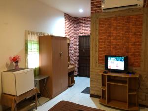 TV a/nebo společenská místnost v ubytování แสนดีเพลส เกสเฮ้าท์ จอมทอง