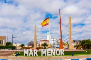 Una bandera y un cartel frente a un monumento de guerra en Villa La Paz, en San Javier 130 fotos más