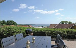 einen Tisch mit einem Helm, der darauf sitzt in der Unterkunft Holiday Home Hvedemarken Sjølund I in Hejls