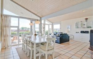 eine Küche und ein Esszimmer mit einem weißen Tisch und Stühlen in der Unterkunft Holiday Home Hvedemarken Sjølund I in Hejls