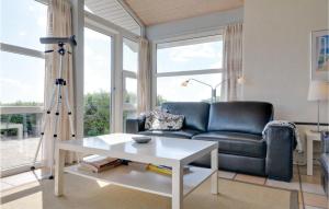 ein Wohnzimmer mit einer Couch und einem Couchtisch in der Unterkunft Holiday Home Hvedemarken Sjølund I in Hejls + 12 Fotos