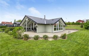 una pequeña casa con terraza en un patio en Holiday Home Brombærvænget Xi, en Hejls