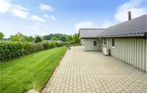 una casa con una entrada de ladrillo junto a un patio en Holiday Home Brombærvænget Xi, en Hejls 16 fotos más