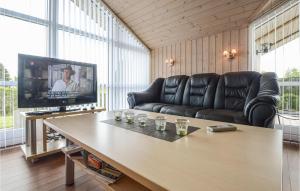 una sala de estar con un sofá y una mesa en Holiday Home Brombærvænget Xi, en Hejls