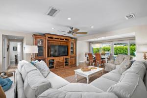 TV/trung tâm giải trí tại So Beachy Chic