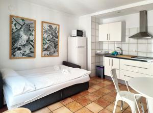 una piccola cucina con letto e tavolo di Flats Friends Nave a Valencia