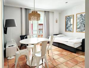 una camera con tavolo, sedie e letto di Flats Friends Nave a Valencia