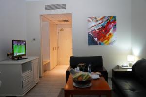 TV a/nebo společenská místnost v ubytování L'Amitié Hôtel N'Djamena
