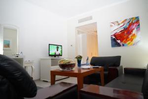 TV a/nebo společenská místnost v ubytování L'Amitié Hôtel N'Djamena