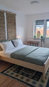 1 cama grande en un dormitorio con en Downtown mountain view two bedroom apartment 4th floor, en Gura Humorului