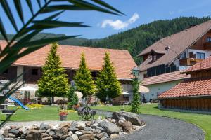 a group of buildings with trees and a yard at Appartement und Ferienwohnung Kärnten in Seeboden